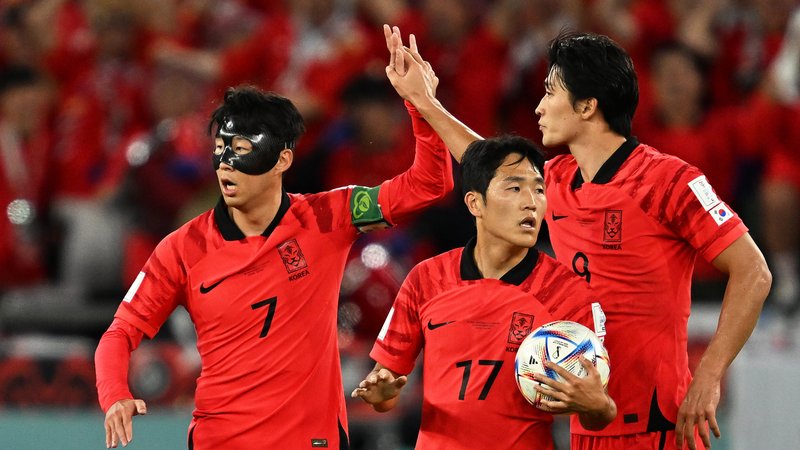epa10334360 Cho Gue-sung (R) of South Korea celebrates with teammate Son Heung-min (L) after scoring their first goal during the FIFA World Cup 2022 group H soccer match between South Korea and Ghana at Education City Stadium in Doha, Qatar, 28 November 2022.  EPA-EFE/Noushad Thekkayil
