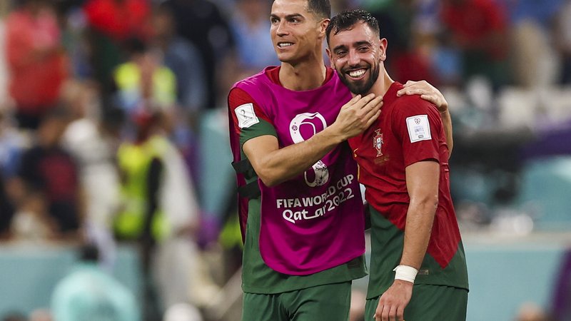 epa10335411 Cristiano Ronaldo (L) and Bruno Fernandes celebrate after the FIFA World Cup 2022 group H soccer match between Portugal and Uruguay at Lusail Stadium in Lusail, Qatar, 28 November 2022.  EPA-EFE/JOSE SENA GOULAO
