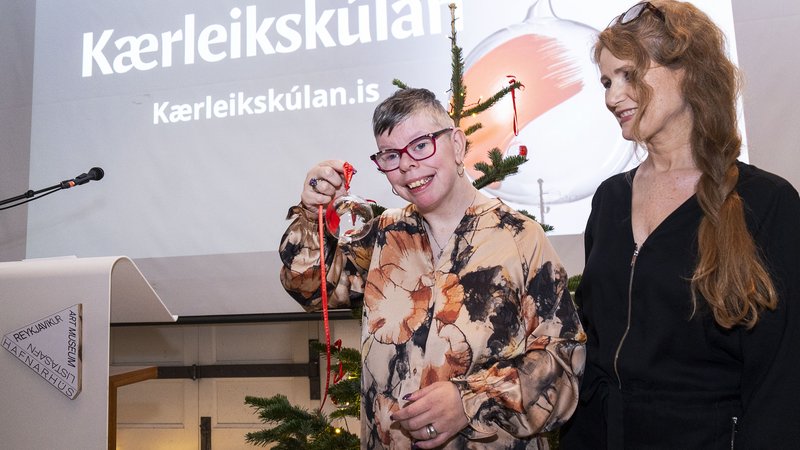 Steinunn Ása með Kærleikskúluna 2022 ásamt Evu Þengilsdóttur framkvæmdastjóra Öryrkjabandalags Íslands.