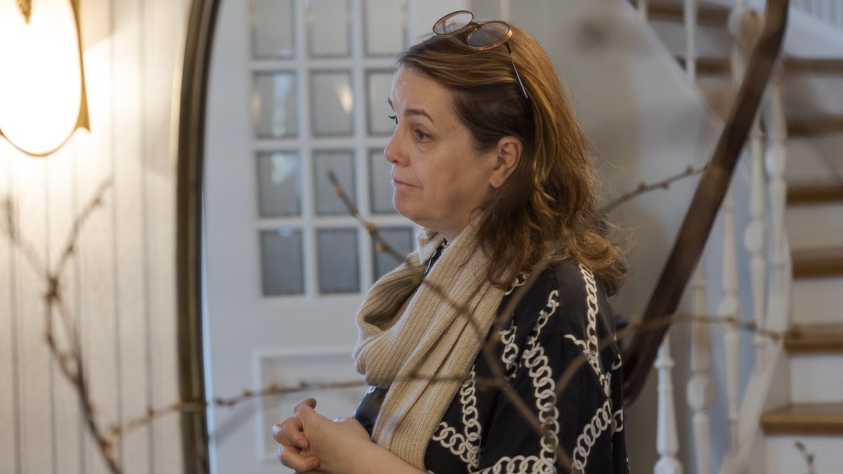 Svandís Svavarsdóttir in der Residenz des Ministers am 18. April 2023. Das Foto wurde auf der Seite von Svandís aufgenommen. Sie trägt einen schwarzen Anzug mit einem hellbraunen Schal. Im Hintergrund ist eine weiße Tür und eine steile Treppe zu sehen. Svandís Svavarsdóttir in der Residenz des Ministers am 18. April 2023. Das Foto wurde auf der Seite von Svandís aufgenommen. Sie trägt einen schwarzen Anzug mit einem hellbraunen Schal. Im Hintergrund ist eine weiße Tür und eine steile Treppe zu sehen.
