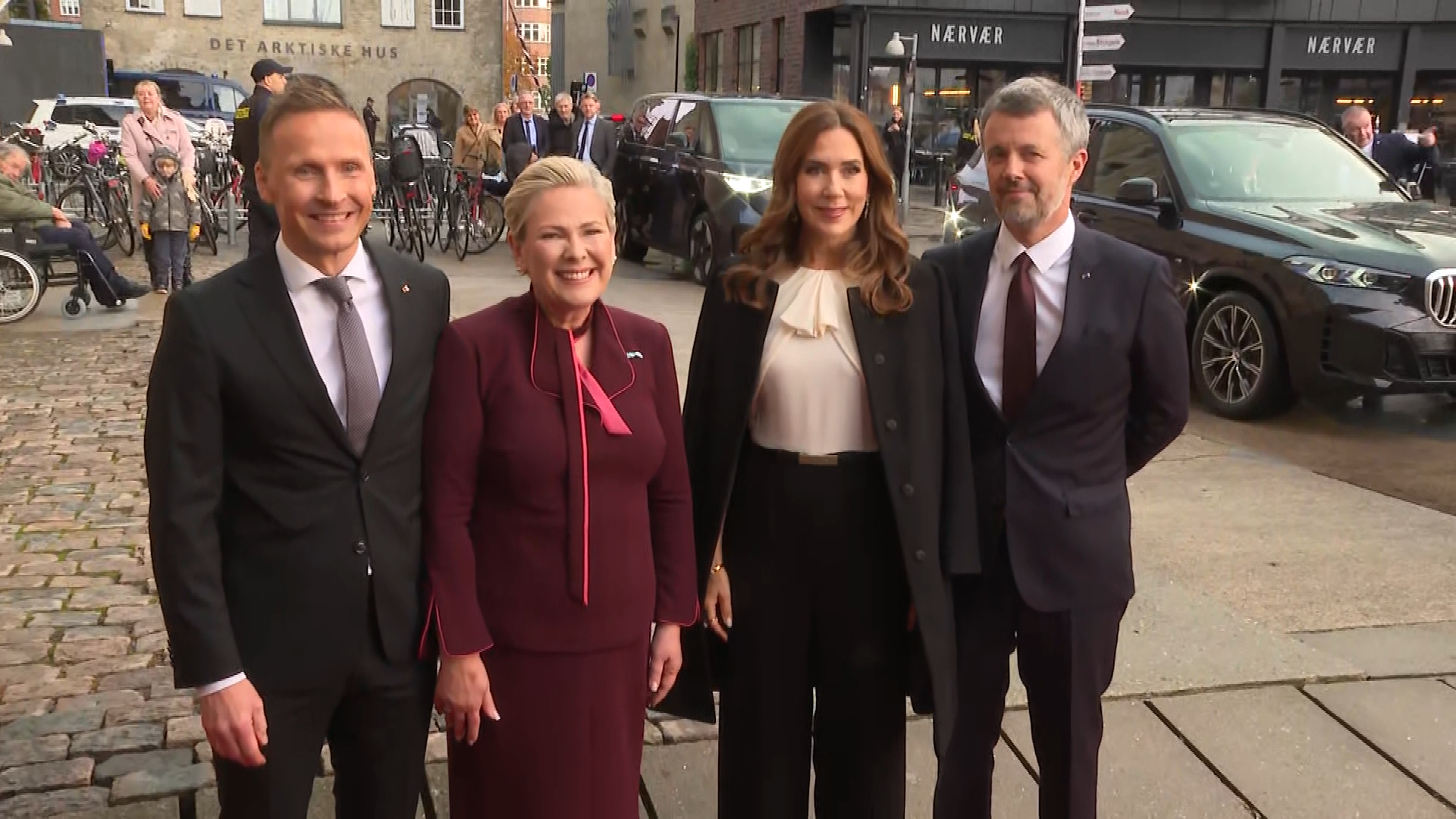 Farishta yuzli qiz porno Sariq ayol porno suratga olmoqda.