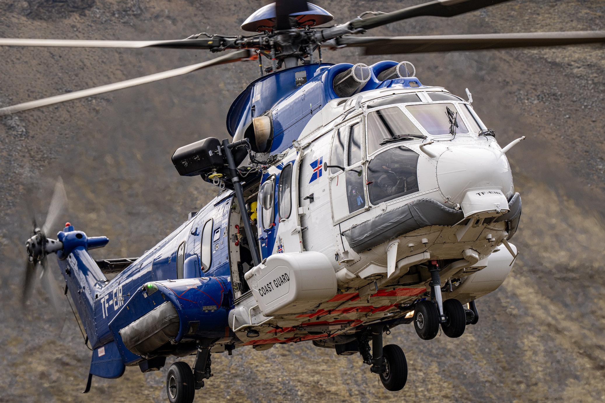 U etagini kotarib, mushukini korsatdi.